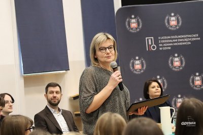 Kobieta z mikrofonem