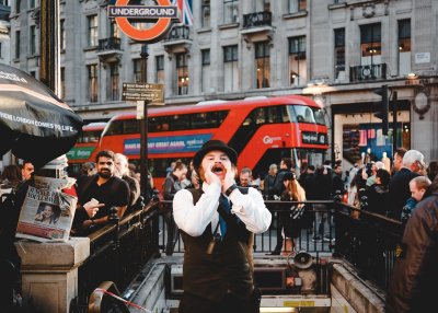 Londyn stawia na komunikację miejską i jako jedno z pierwszych miast wprowadził opłaty za wjazd do centrum. Fot. Abi Ismail / unsplash.com