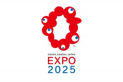 Białe tło, na środku oficjalny logotyp EXPO 2025 w Osace - czerwony kształt, czerwono-niebieskie napisy EXPO 2025