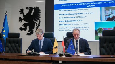Wiceprezydent Gdyni Rafał Geremek oraz marszałek województwa pomorskiego Mieczysław Struk podpisują umowę na budowę dwóch rodzinnych domów dziecka na Babich Dołach (fot. Karolina Ford)