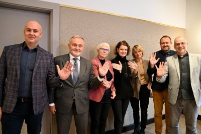 Gdynia wspiera Światowy Dzień Adopcji. Na zdjęciu od lewej: Rafał Klajnert - Sekretarz Miasta i Dyrektor Urzędu Miasta Gdyni, Wojciech Szczurek - Prezydent Gdyni, Joanna Zielińska - Przewodnicząca Rady Miasta Gdyni, Katarzyna Gruszecka-Spychała - Wiceprezydent Gdyni ds. gospodarki, Aleksandra Mendryk - Skarbnik Miasta Gdyni, Marek Łucyk - Wiceprezydent Gdyni ds. rozwoju oraz Michał Guć - wiceprezydent Gdyni ds. innowacji.// fot. Karolina Szypelt