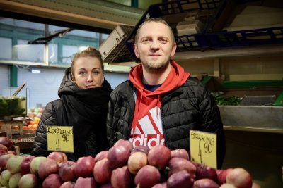 Karol Diesing i jego partnerka prowadzą stoisko owocowo-warzywne w Miejskich Halach Targowych //  fot. materiały Gdyńskiego Centrum Wspierania Przedsiębiorczości