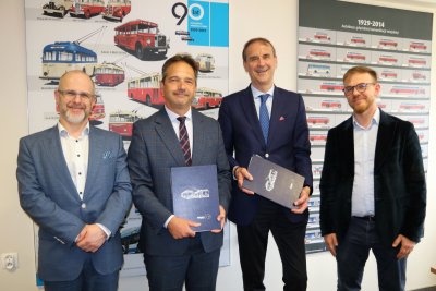 Podpisanie umowy pomiędzy ZKM Gdynia a Relobus Transport Polska. Na zdjęciu widoczni od lewej: Piotr Fichtel, zastępca dyrektora ZKM w Gdyni, Hubert Kołodziejski, dyrektor ZKM w Gdyni, Tomasz Rochowicz, prezes zarządu Relobus Transport Polska sp. z o.o. oraz Krzysztof Liszewski, dyrektor Rynku Komunikacji Miejskiej Relobus Transport Polska sp. z o.o. (fot. Marcin Gromadzki/ZKM Gdynia)