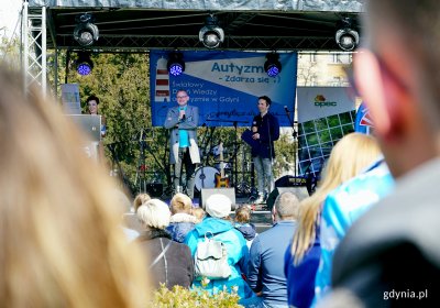 Na zakończenie marszu przygotowano kilkugodzinną imprezę przy InfoBoksie, na scenie Michał Guć - wiceprezydent Gdyni ds. innowacji i Szymon Jachimek - znany kabareciarz, który poprowadził wydarzenie, fot. Kamil Złoch