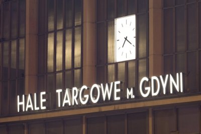 Noc, elewacja Hali Łukowej, zegar i napis Hale Targowe m. Gdyni