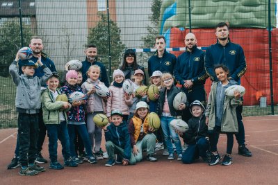 Grupa dzieci z Arką Rugby Gdynia
