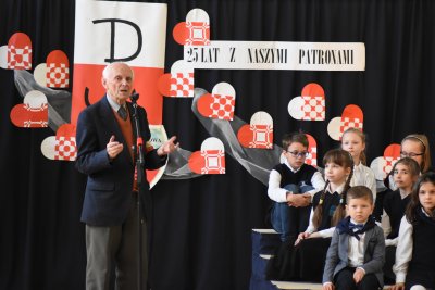 Uczniowie gdyńskiej podstawówki mieli niecodzienną okazję poznać patronów swojej szkoły // fot. Jan Ziarnicki