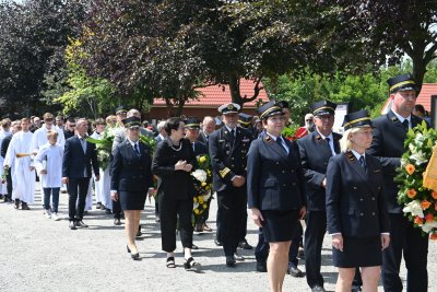 Tłumy ludzi, zebranych na cmentarzu Marynarki Wojennej na Oksywiu, pożegnały w środę 5 lipca księdza proboszcza Marka Wendego. Fot. Zygmunt Gołąb 
