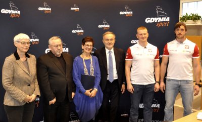 Prezydent Wojciech Szczurek i nagrodzeni sportowcy, fot. Kamil Złoch