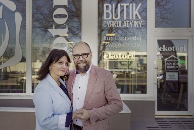 Aleksandra i Piotr Kabacińscy, właściciele firmy „Ekotori”, przed wejściem do butiku (fot. materiały Gdyńskiego Centrum Wspierania Przedsiębiorczości)