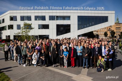 Wspólne zdjęcie filmowców i uczestników festiwalu przed budynkiem GCF-u na placu Grunwaldzkim (fot. Karol Stańczak)