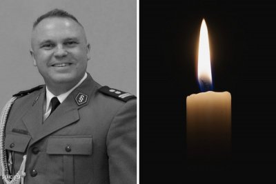 Po lewej stronie czarno-białe zdjęcie mł. insp. Sławomira Beckera. Po prawej stronie zdjęcie zapalonej świecy.