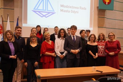 Grudniowa sesja rady obecnej kadencji, na zdjęciu młodzież z samoządowcami (fot. Karolina Szypelt)