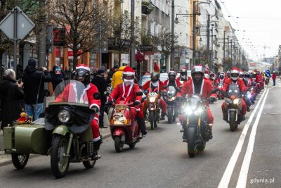 Motocykliści przebrani za św. Mikołajów jadą ul. Świętojańską w ramach akcji „Mikołaje na Motocyklach” w 2019 roku.
