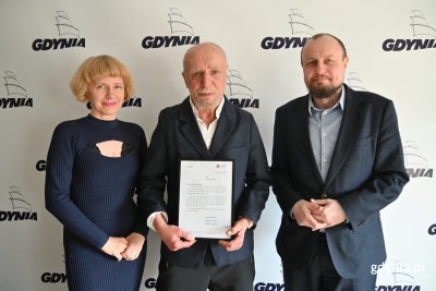 Wybitnego gdyńskiego malarza nagrodziła prezydent Gdyni. Na zdjęciu: Magdalena Rosman, członkini Gdyńskiej Rady Kultury, Mirosław Śledź oraz Mariusz Bzdęga, dyrektor zarządzający ds. kultury i aktywności mieszkańców.(fot. Łukasz Kamasz)