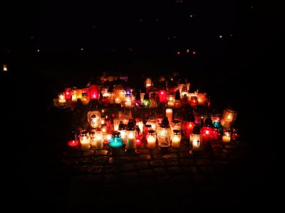 Zanim zapalimy znicze na grobach swoich bliskich, warto zadbać o podstawowe zasady, które pozwolą nam bezpiecznie wykorzystać dzień 1 listopada, fot. Karolina Szypelt / archiwalne