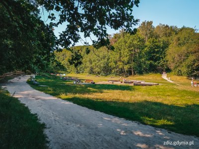 widok na polankę redłowską, widoczna droga, zieleń, miejsca piknikowe