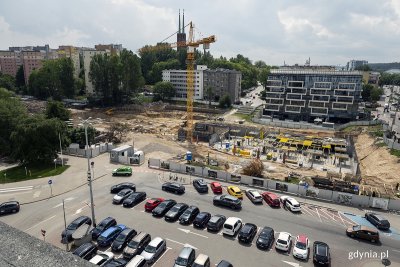 Parking przed Urzędem Miasta zostanie zlikwidowany, by mogły rozpocząć się prace nad parkingiem podziemnym. Fot. Przemysław Kozłowski