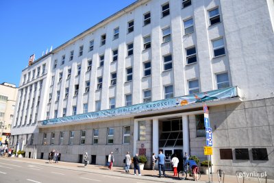 na zdjęciu budynek urzędu w pogodny dzień