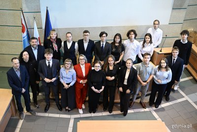 Na zdjęciu: przewodniczący Rady Miasta Tadeusz Szemiot, radna Agnieszka Tokarska, radny Dawid Biernacik oraz radni VIII kadencji Młodzieżowej Rady Miasta (fot. Michał Puszczewicz) 