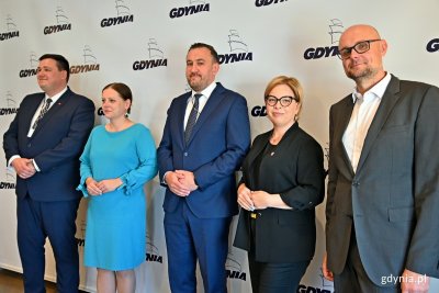Nie będzie czwartego wiceprezydenta Gdyni. Od lewej: Łukasz Kobus - sekretarz miasta i dyrektor Urzędu Miasta Gdyni, Aleksandra Kosiorek - prezydent Gdyni, Tomasz Augustyniak - nowo powołany wiceprezydent Gdyni oraz wiceprezydenci Oktawia Gorzeńska i Bartłomiej Austen (fot. Magdalena Czernek)