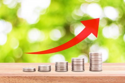 Wzrost finansowania. (mat. graficzny freepik.com)