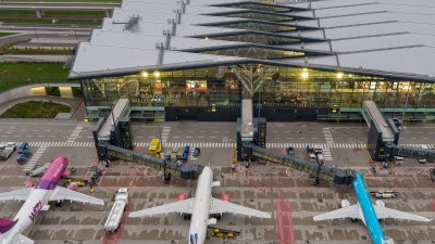 Od środy samoloty realizujące połączenia międzynarodowe będą mogły wykorzystać tylko 50% miejsc dla pasażerów, fot. Port Lotniczy Gdańsk im. Lecha Wałęsy
