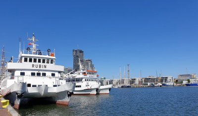Dwa katamarany Żeglugi Gdańskiej: Rubin i Agat zacumowane przy nabrzeżu Pomorskim. W tle widać budynki nowej mariny