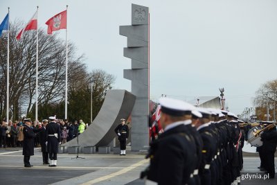 Władze miasta składają kwiaty pod pomnikiem Polski Morskiej z okazji 93. rocznicy nadania praw miejskich, fot. Dawid Linkowski