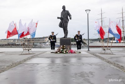 W niedzielę, 23 lipca z okazji 160. rocznicy urodzin Tadeusza Wendy przed pomnikiem budowniczego gdyńskiego portu odbyły się uroczystości z udziałem wojskowej asysty honorowej. Fot. Karol Stańczak
