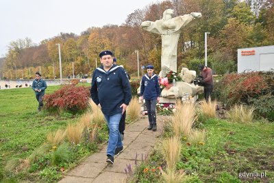 Pomorski Związek Żeglarski symbolicznie upamiętnia wszystkich marynarzy i ludzi morza, którzy odeszli na wieczną wachtę, fot. Michał Puszczewicz