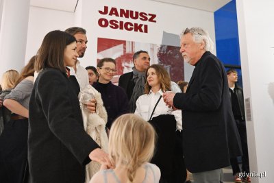 Na zdjęciu m.in. Janusz Osicki na wernisażu swojej wystawy w Muzeum Miasta Gdyni (fot. Michał Puszczewicz)