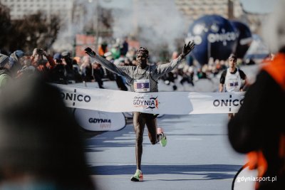 Zwycięzca Onico Gdynia Półmaratonu 2018 Ben Chelimo Somikwo wbiega na metę. / fot.gdyniasport.pl