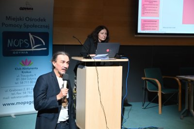 Aleksandra Rusak, kierownik Zespołu Profilaktyki i Rozwiązywania Problemów Alkoholowych MOPS i Piotr Harhaj, dyrektor gdyńskiego Centrum Samopomocy (fot. MOPS w Gdyni)