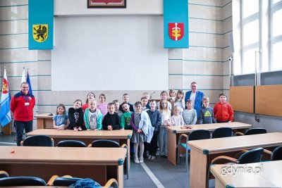 Uczniowie klasy II B SP nr 51 na sali obrad Rady Miasta Gdyni z radnym Arkadiuszem Dzierżyńskim (fot. Zofia Marczak)