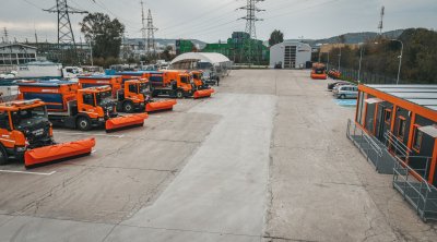 baza LIZUD, widoczne samochody do zimowego utrzymania dróg
