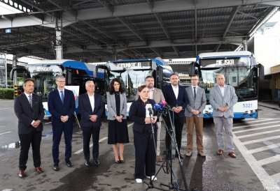 Na zdjęciu (od lewej): dyrektor ZKM Hubert Kołodziejski, wiceprezydent Gdyni Rafał Geremek, przewodniczący rady nadzorczej GKM Tomasz Konewka, prezes spółki GKM Agnieszka Jankowska, prezydent Gdyni Aleksandra Kosiorek, przewodniczący Rady Miasta Gdyni Tadeusz Szemiot, wiceprezydent Gdyni Tomasz Augustyniak, były prezes PKM Paweł Misiak i przewodniczący Związku Zawodowego Pracowników Komunikacji Miejskiej w Gdyni Stanisław Taube (fot. Magda Śliżewska)