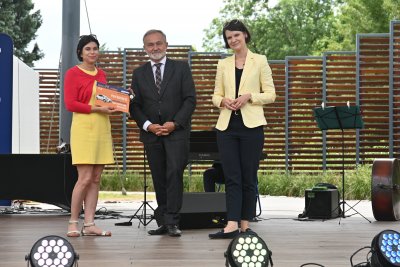 Na zdj. (od lewej): pani Karina – zwyciężczyni nagrody głównej, prezydent Wojciech Szczurek i wiceprezydent Katarzyna Gruszecka-Spychała // fot. Magdalena Śliżewska