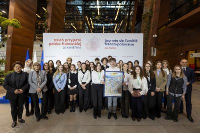 Młodzież z II LO wzięła udział w spotkaniu z prezydentem Francji Emmanuelem Macronem. Na zdjęciu z plakatem 100-lecia, przekazanym w prezencie (fot. gdansk.pl)