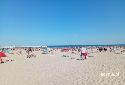Plaża w Śródmieściu jest non stop oblegana przez spragnionych ochłody turystów i mieszkańców Gdyni (fot. Waldemar Ulanowski)
