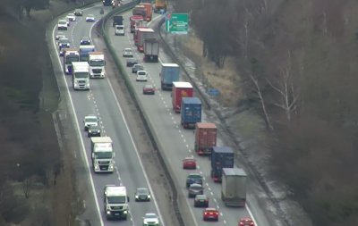 Fragment jezdni Obwodnicy Trójmiasta, widoczne samochody i ciężarówki w ruchu