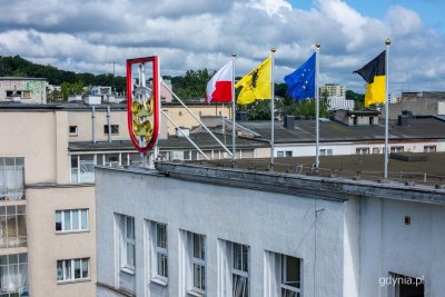 Flagi na dachu Urzędu Miasta Gdyni: polska, woj. pomorskiego, UE, kaszubska i Gdyni (fot. Adrianna Kupper)