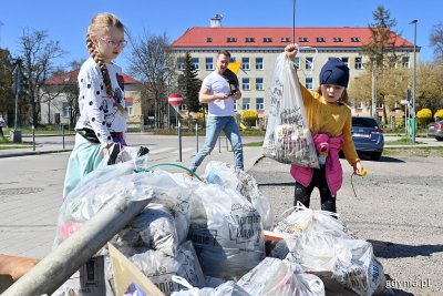 W sprzątanie dzielnicy zaangażowali się jej najmłodsi mieszkańcy // fot. Michał Puszczewicz