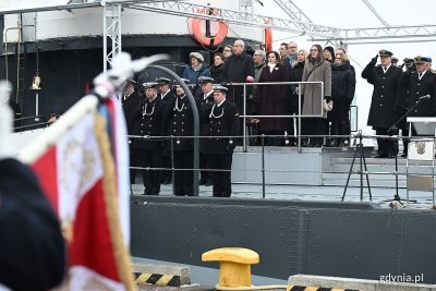 W oficjalnych uroczystościach z okazji 100. rocznicy nadania Gdyni praw miejskich, które odbyły się na Nabrzeżu Pomorskim przy okręcie ORP „Błyskawica”, uczestniczyli m.in. parlamentarzyści, gdyńscy i pomorscy samorządowcy, przedstawiciele Marynarki Wojennej RP i służb mundurowych, rodziny budowniczych Gdyni czy reprezentanci lokalnych uczelni (fot. Michał Puszczewicz) 