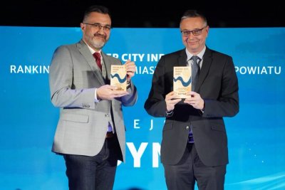 Jacek Kieloch – prezes PEWIK Gdynia (z prawej), odebrał nagrodę w imieniu Aleksandry Kosiorek, prezydent miasta Gdyni (fot. materiały organizatora)