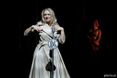 Na scenie siostry Barbara Kurdej-Szatan i Katarzyna Kurdej-Mania w spektaklu „Ina. Wolisz, kiedy się śmieję” (fot. Magda Śliżewska)