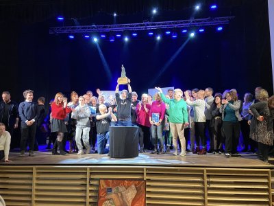 Grand Prix za najlepszy spektakl „Czy wiesz, kto mieszka pod ósemką?” dla grupy W Kaczych Butach (fot. W Kaczych Butach)