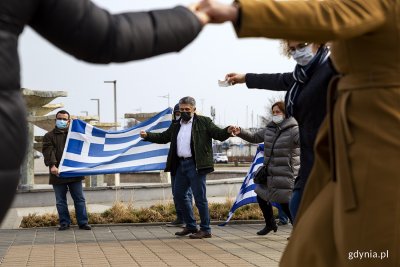 Georgios Orfanos prowadzi taniec chasapiko podczas otwarcia w marcu 2021 roku wystawy „Greckie Powstanie Narodowowyzwoleńcze 1821-1830” na skwerze Kościuszki w Gdyni. fot. Przemysław Kozłowski