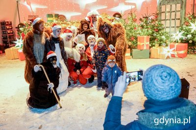 Święty Mikołaj, elf i zwierzęta oraz mali gdynianie podczas mikołajek w Gdyni // fot. Mirosław Pieślak