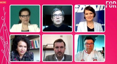 Zrzut ekranu z transmisji. Różowe tło, w środku sześciu uczestników debaty w osobnych kadrach.